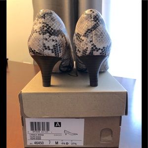 Clarks snake skin design pumps